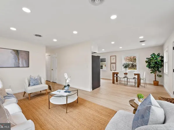 9401 Romancoke Rd, Stevensville, MD 21666