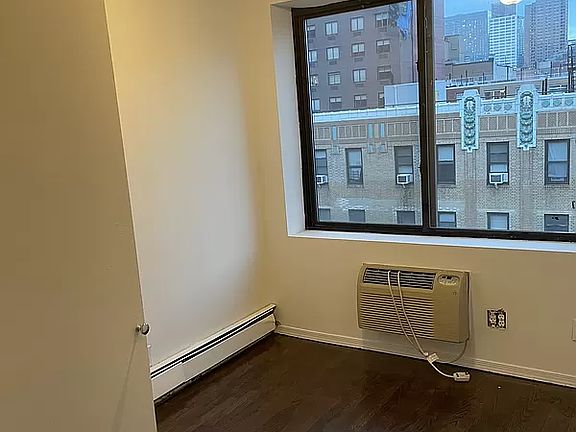 4th image of 530 W 47th St Ph B