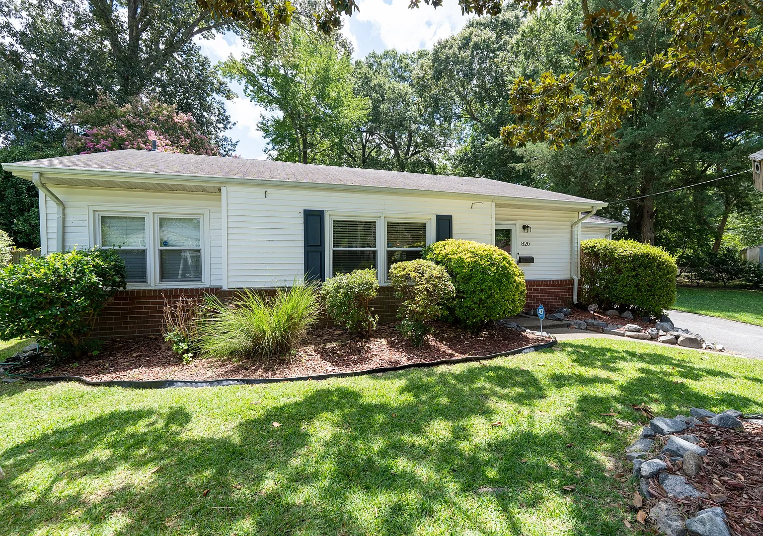 3 bed, 1042 sqft, $2,300 — Photo 2