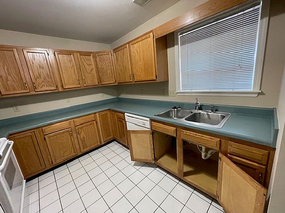 3rd image of 108 Meyer St