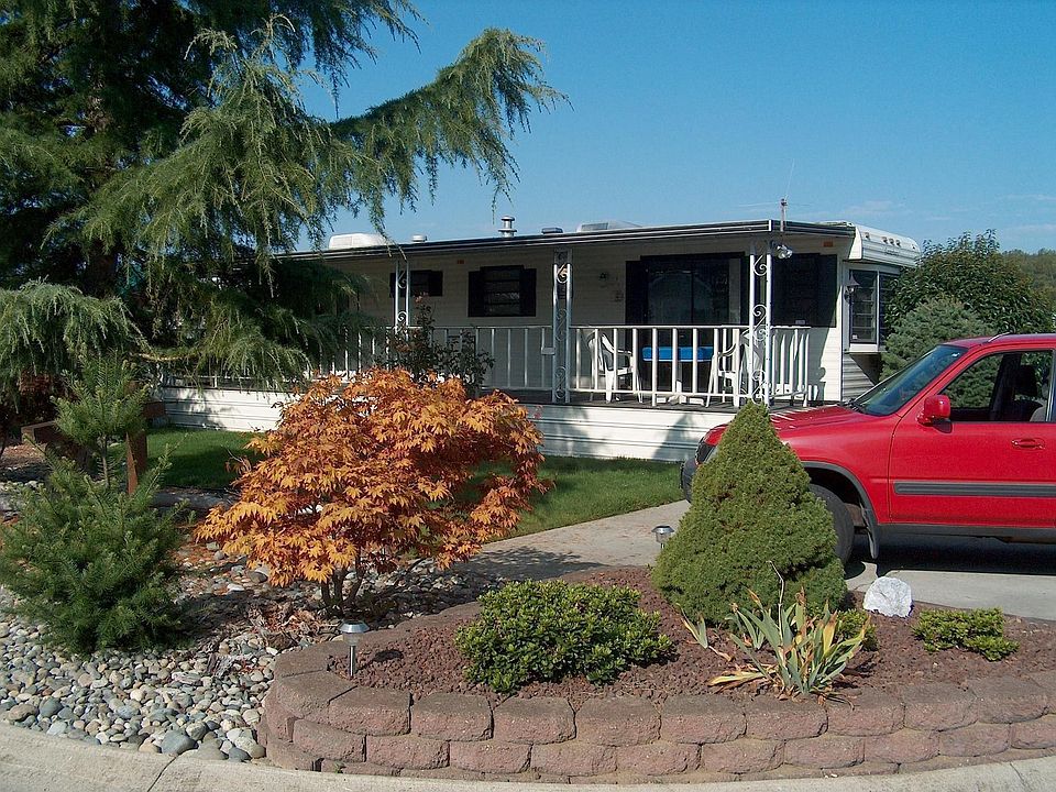 Very well kept single-wide on one of the nicest corner lots in the development