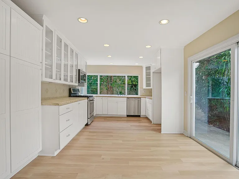 1672 Wellington Pl — Photo 6