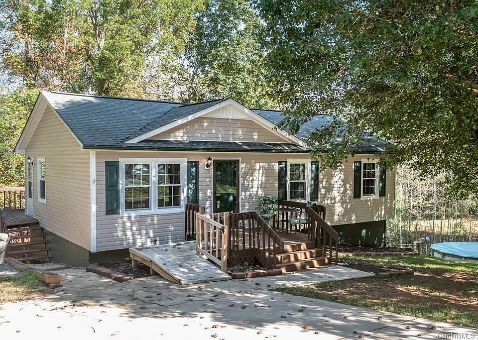 1st image of 2224 Betts Ln