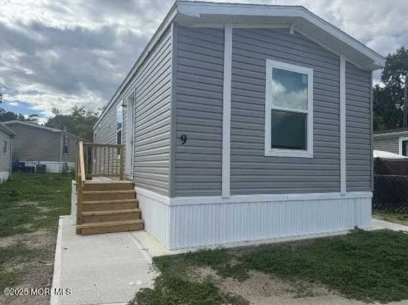 9 Robin Road, Hazlet, NJ 07734