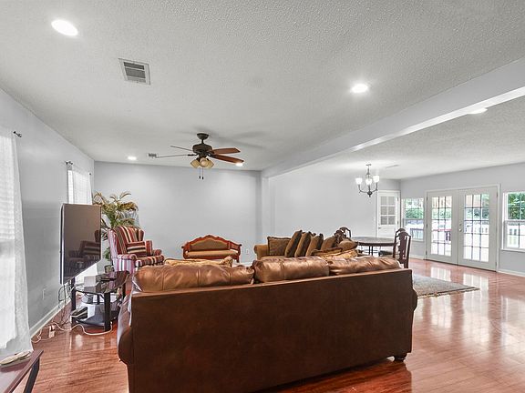 4th image of 4725 Woodland Forrest Dr