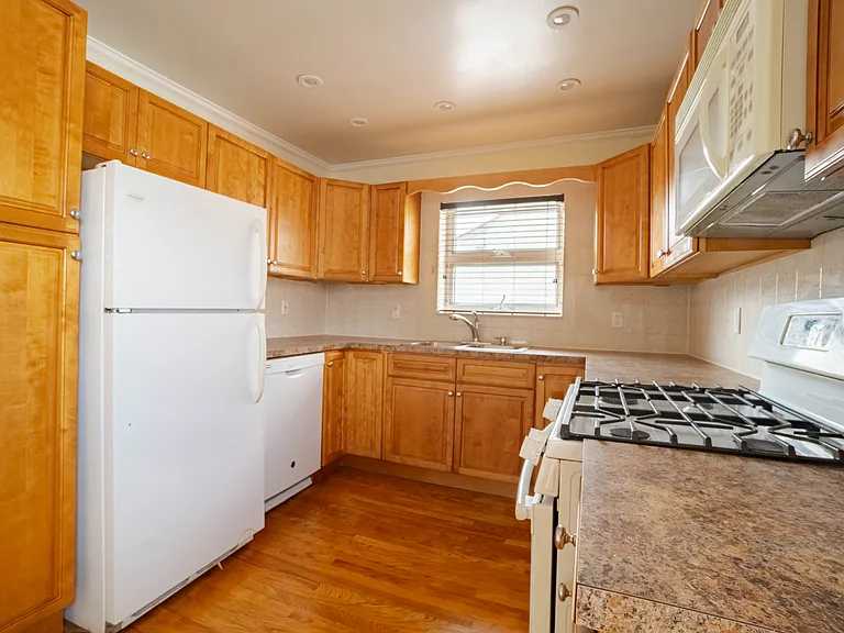 1408 E 15th St #3 — Photo 2