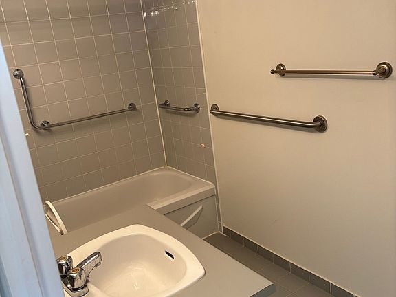 3rd image of 26 Hanover Rd #1006