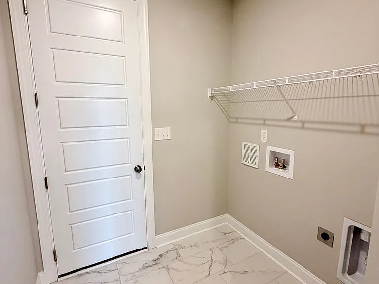 204 Farmland Cir — Photo 16
