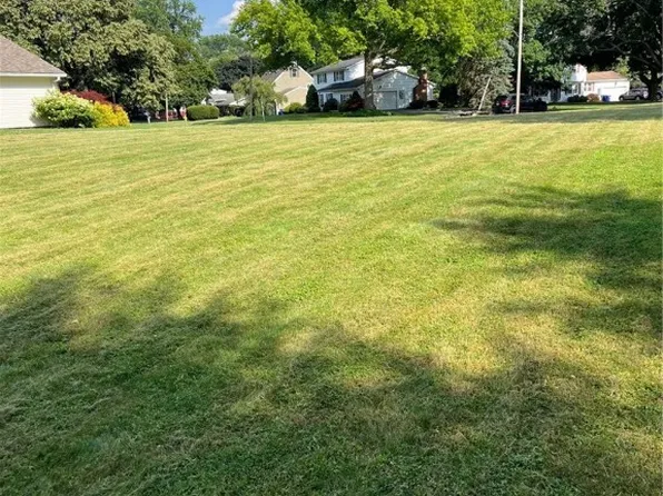 235 Countryshire Dr, Rochester, NY 14626