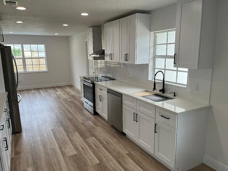1385 S Harbor Dr — Photo 10