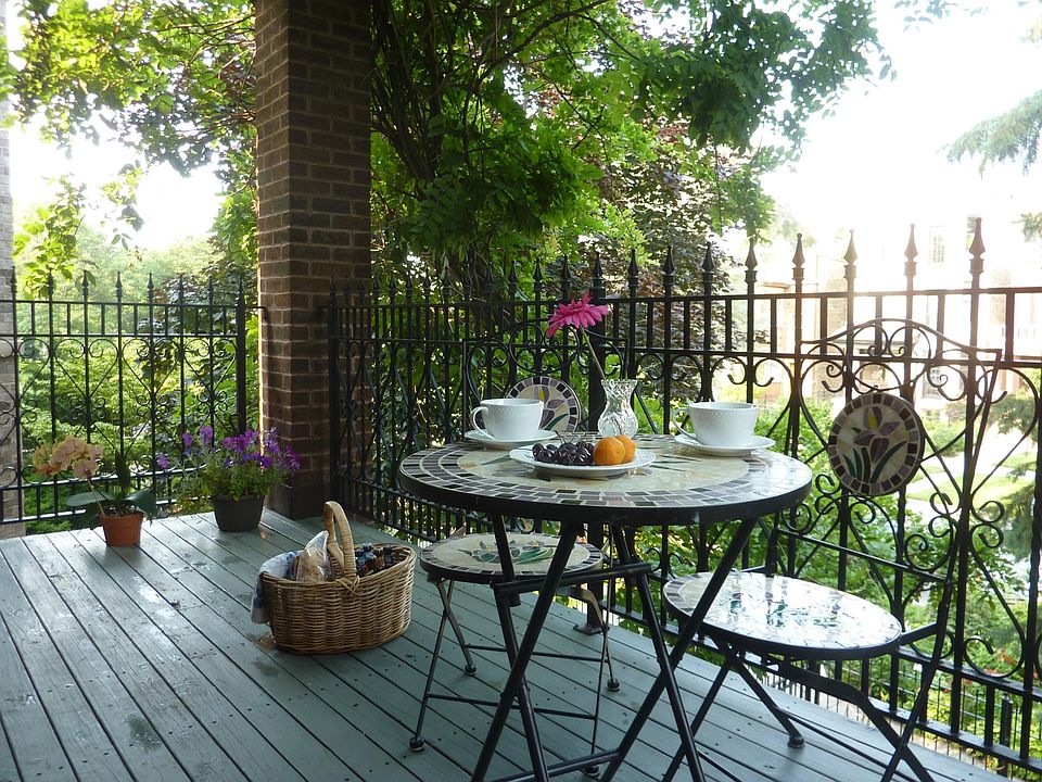 private grand balcony 12' x 6'