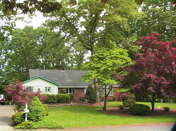 21 Hamilton Ave, Morganville, NJ 07751