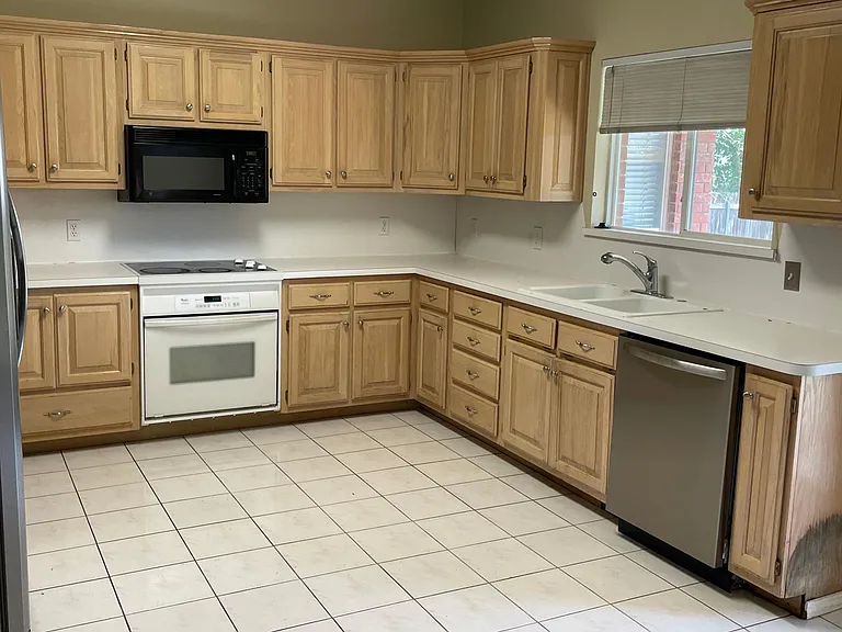 320 Albany Dr — Photo 4