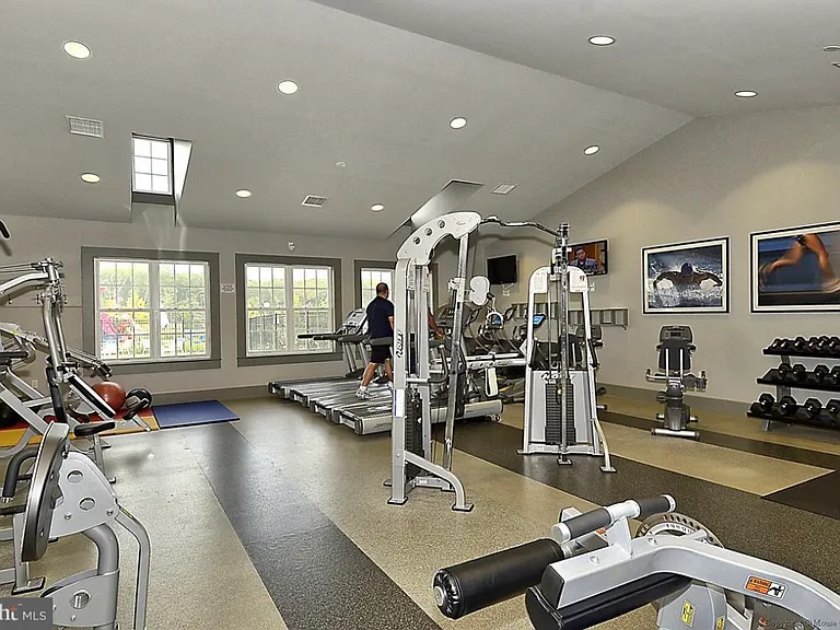 7673 Timbercross Ln — Photo 3