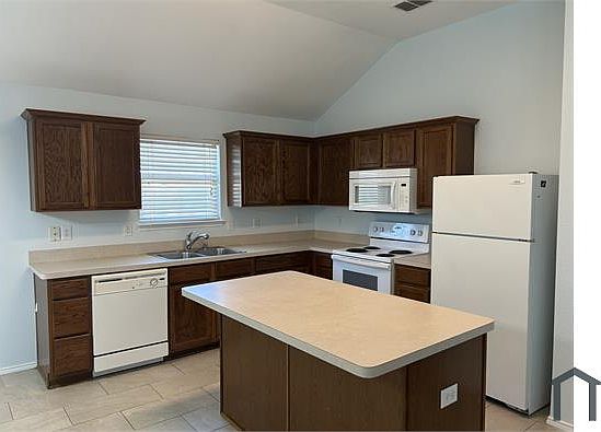 5th image of 1925 Livingston Ln