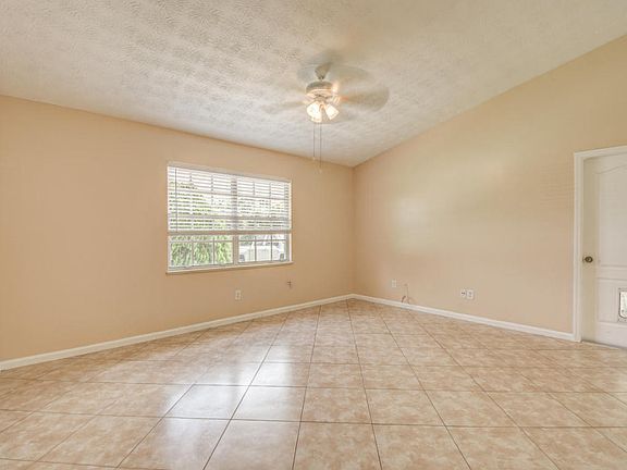 4th image of 267 SW Crescent Ave