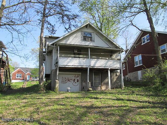 4th image of 1006 Oak St