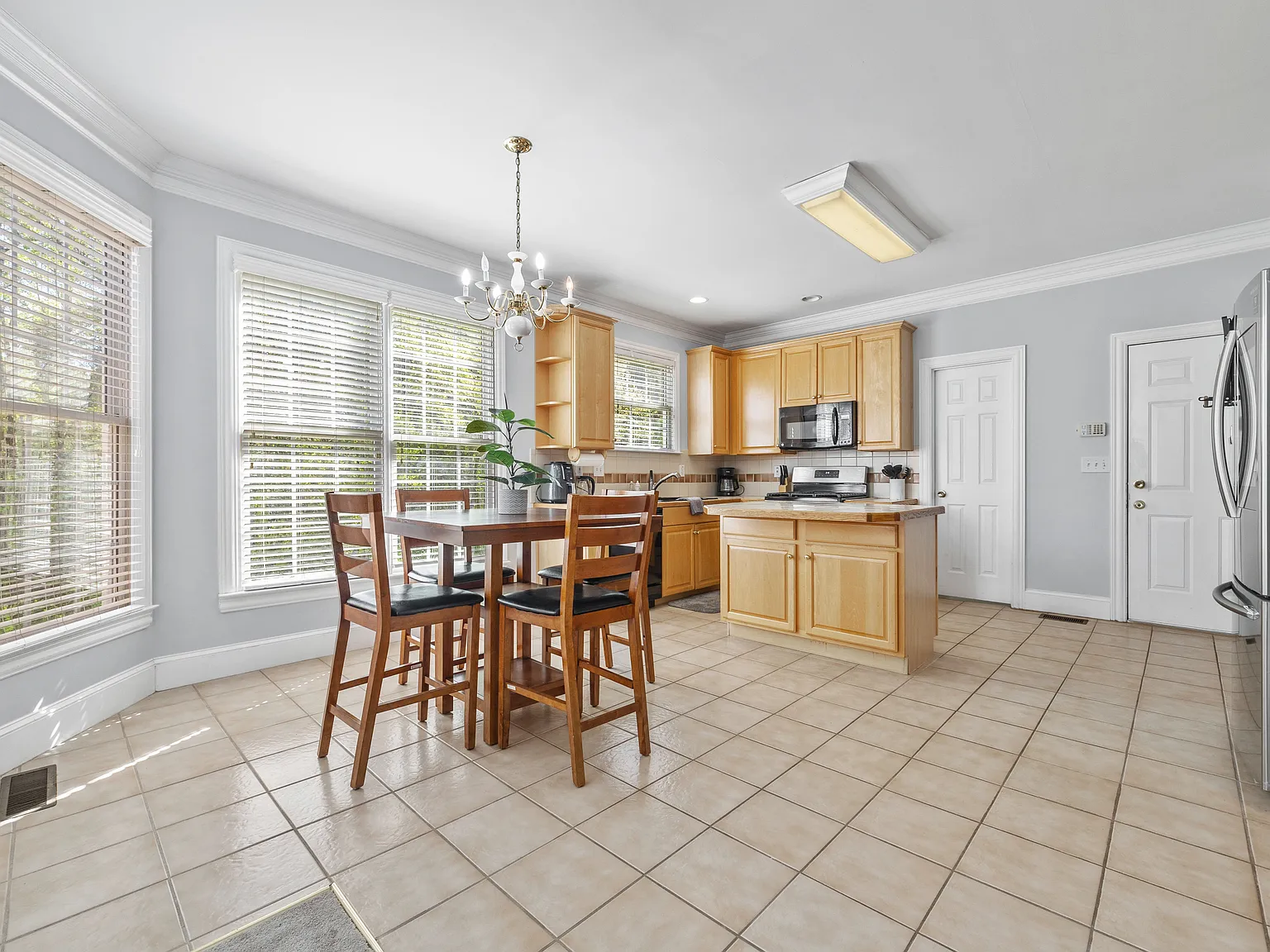 3 bed, 1.5 bath, 3000 sqft, $5,000 — Photo 4
