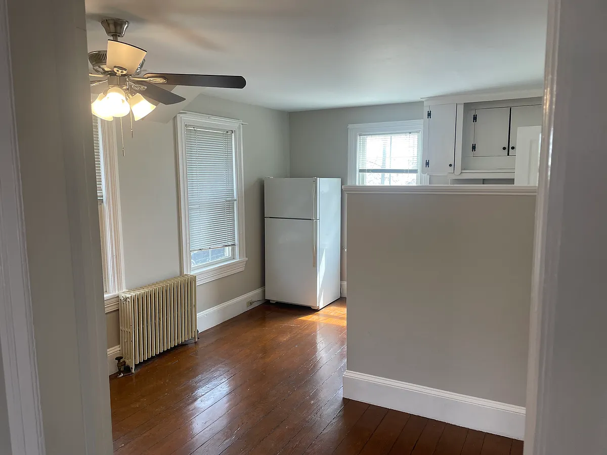 Building Photo - 18 E Green St #B