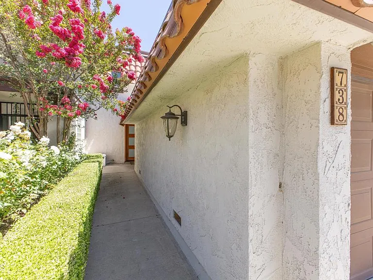 738 Galaxy Heights Dr — Photo 2