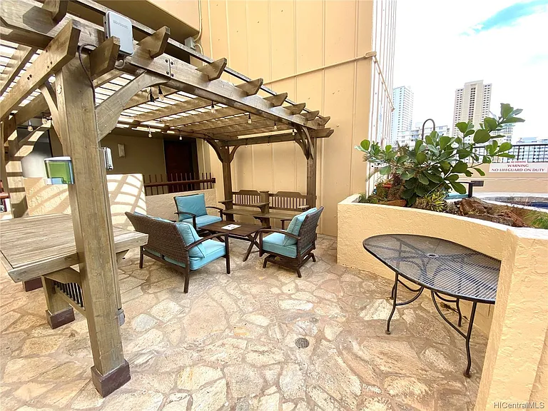 320 Liliuokalani Ave — Photo 24