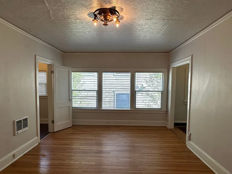 635 NE Randall Ave — Photo 7