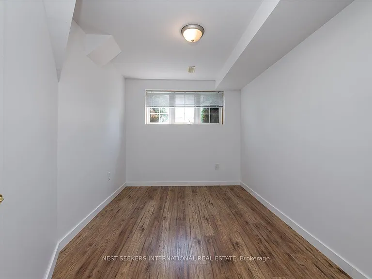 116 Courtney Cres #LOWER LEVEL — Photo 12