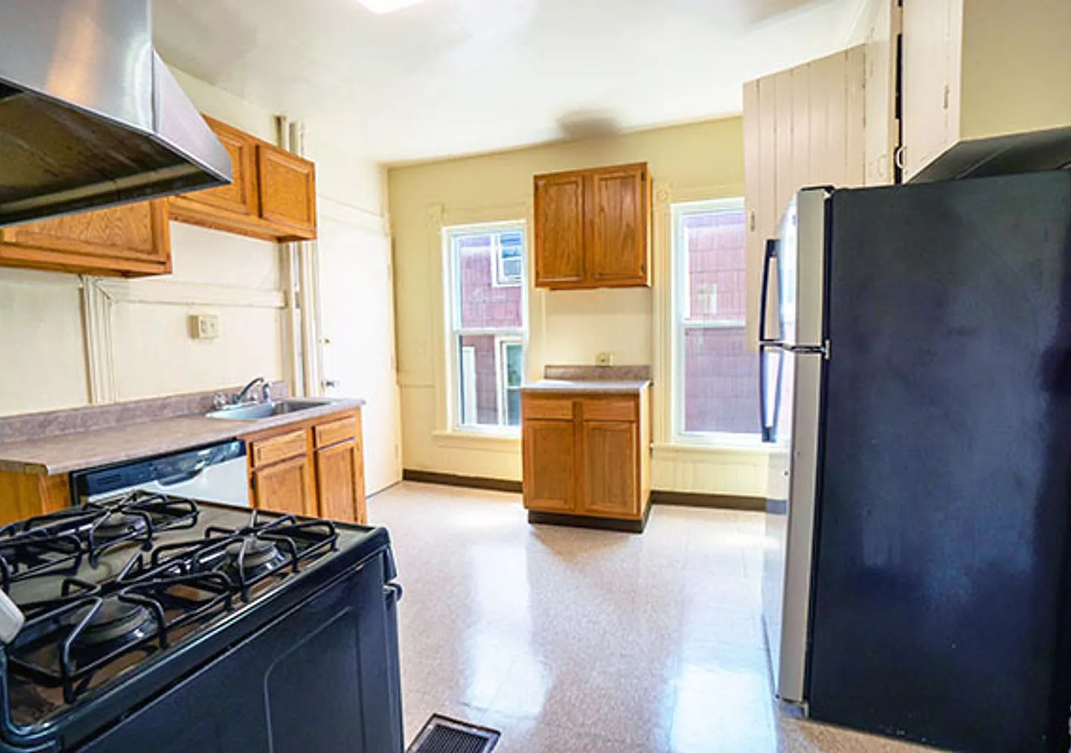 713 S Beech Apt 1 - Available 6/1/27 - First Floor Close To Shops and Restaurants — Photo 3