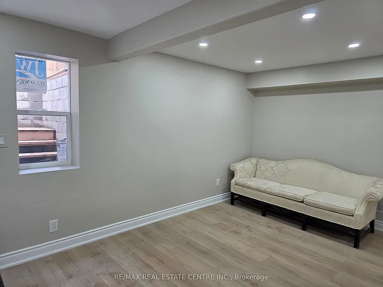 2644 Kinnerton Cres E — Photo 8