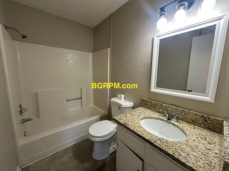 1099 W Elm St — Photo 18