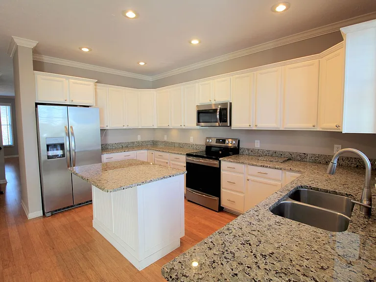 2189 Deyerle Ave — Photo 10