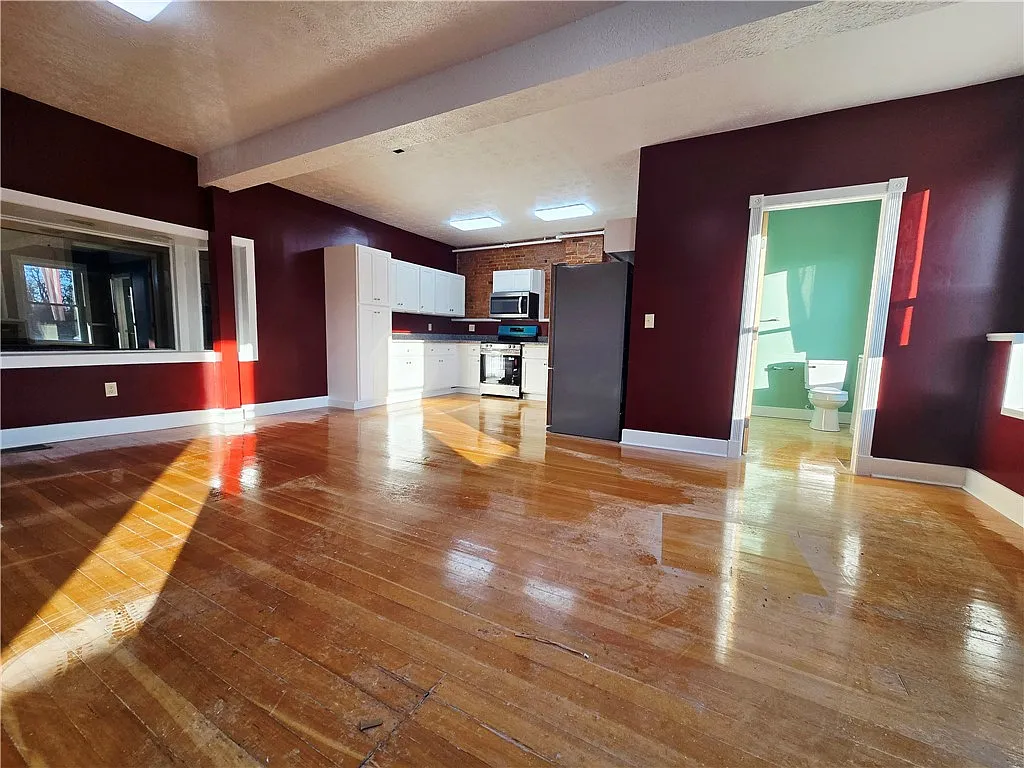 Building Photo - 27 E Main St #204