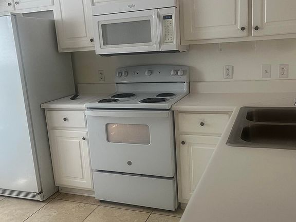 4th image of 2823 Bay Club Dr