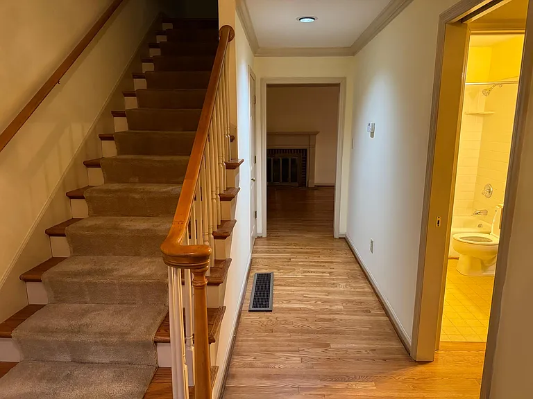 240 Chippendale Cir — Photo 3