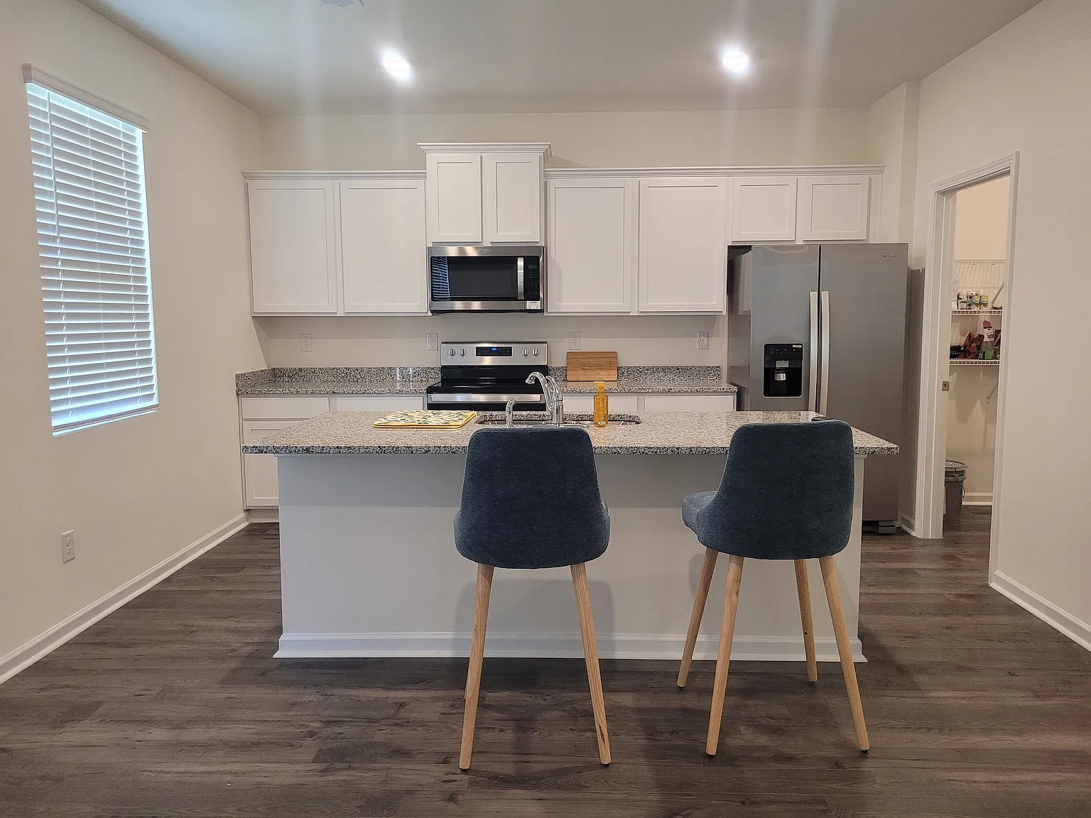 4 bed, 2.5 bath, 2338 sqft, $2,495 — Photo 4
