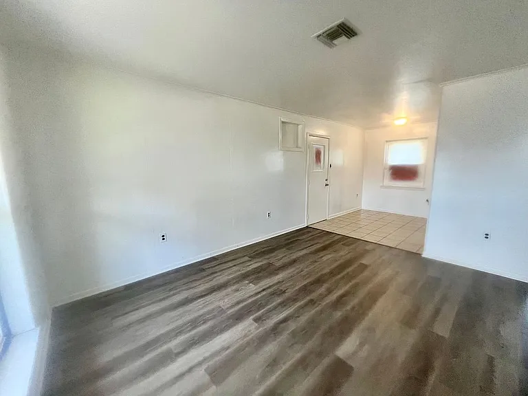 240 Azalea Dr — Photo 2