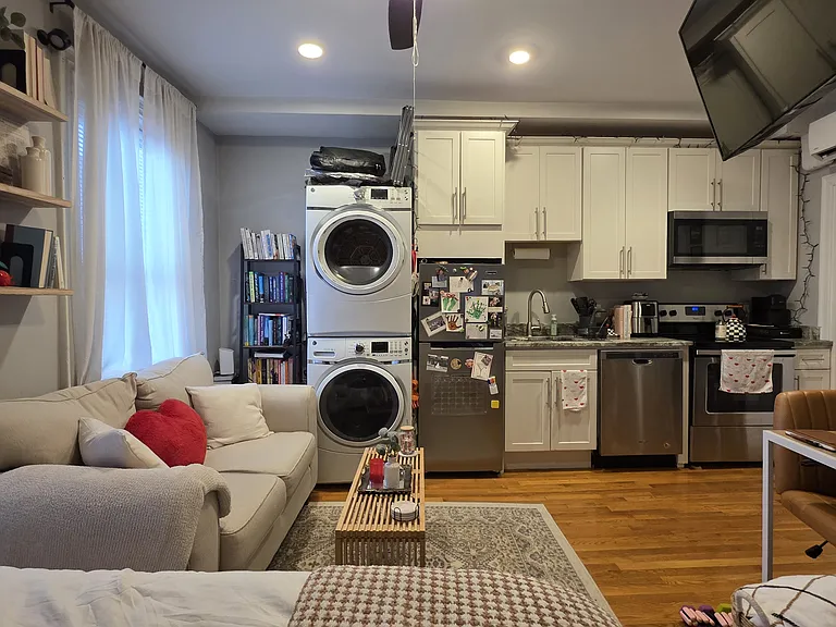 470 E 4th St #6 — Photo 8