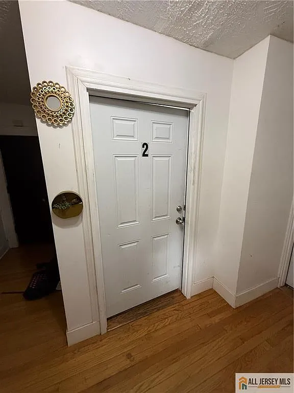 2 bed, 1.0 bath, 3165 sqft, $2,400 — Photo 2