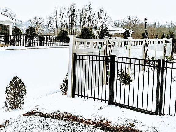 Clubhouse/Pool/Mailbox View