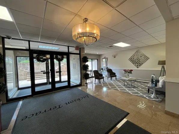 101 Jackson Ave APT 2G, Mineola, NY 11501