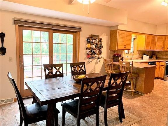 5th image of 411 Fox River Hills Dr