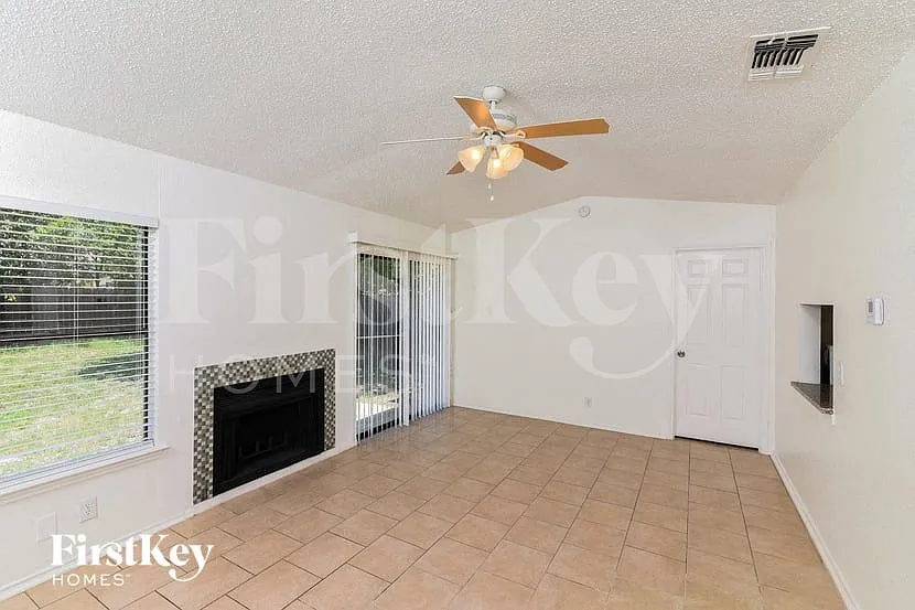 3 bed, 2.0 bath, 1187 sqft, $1,490 — Photo 3