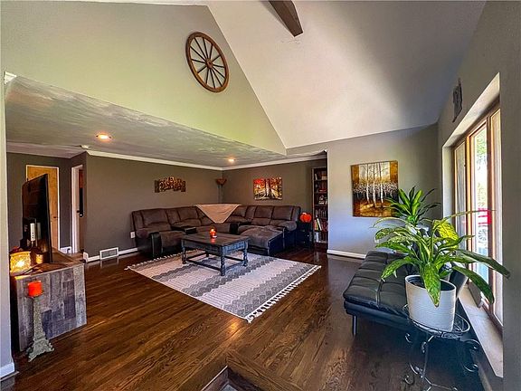 3rd image of 102 Emerald Dr