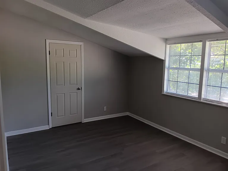 3 bed, 1.5 bath, $895 — Photo 9