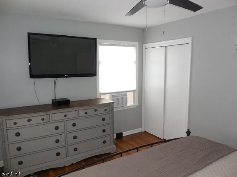 65 Fernwood Cres — Photo 4