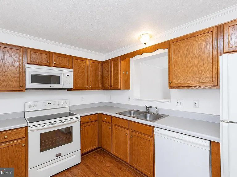 304 Chatham Sq — Photo 8