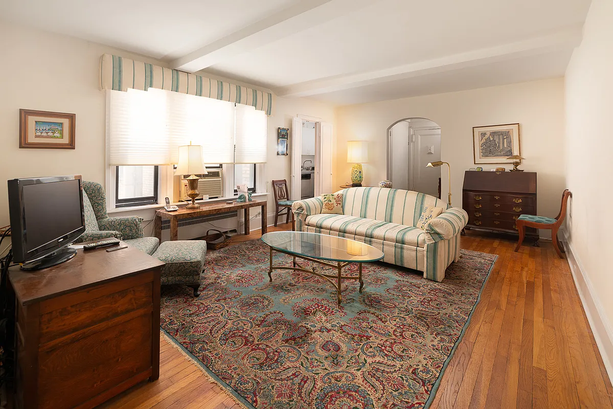319 E 50th St APT 9A photo 1