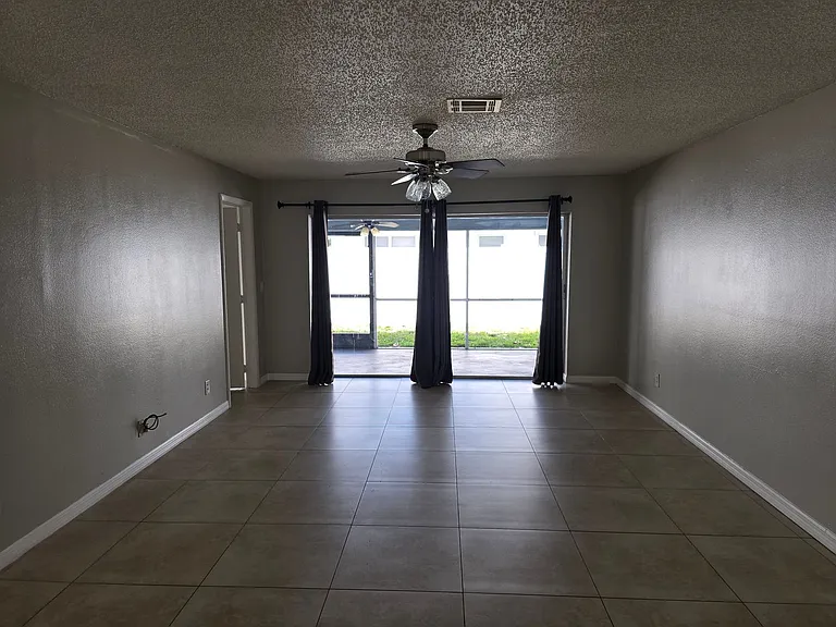 702 SE 47th St #4 — Photo 8