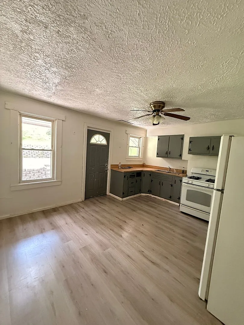 2 Bedroom 1 Bathroom Townhouse For Rent — Photo 1