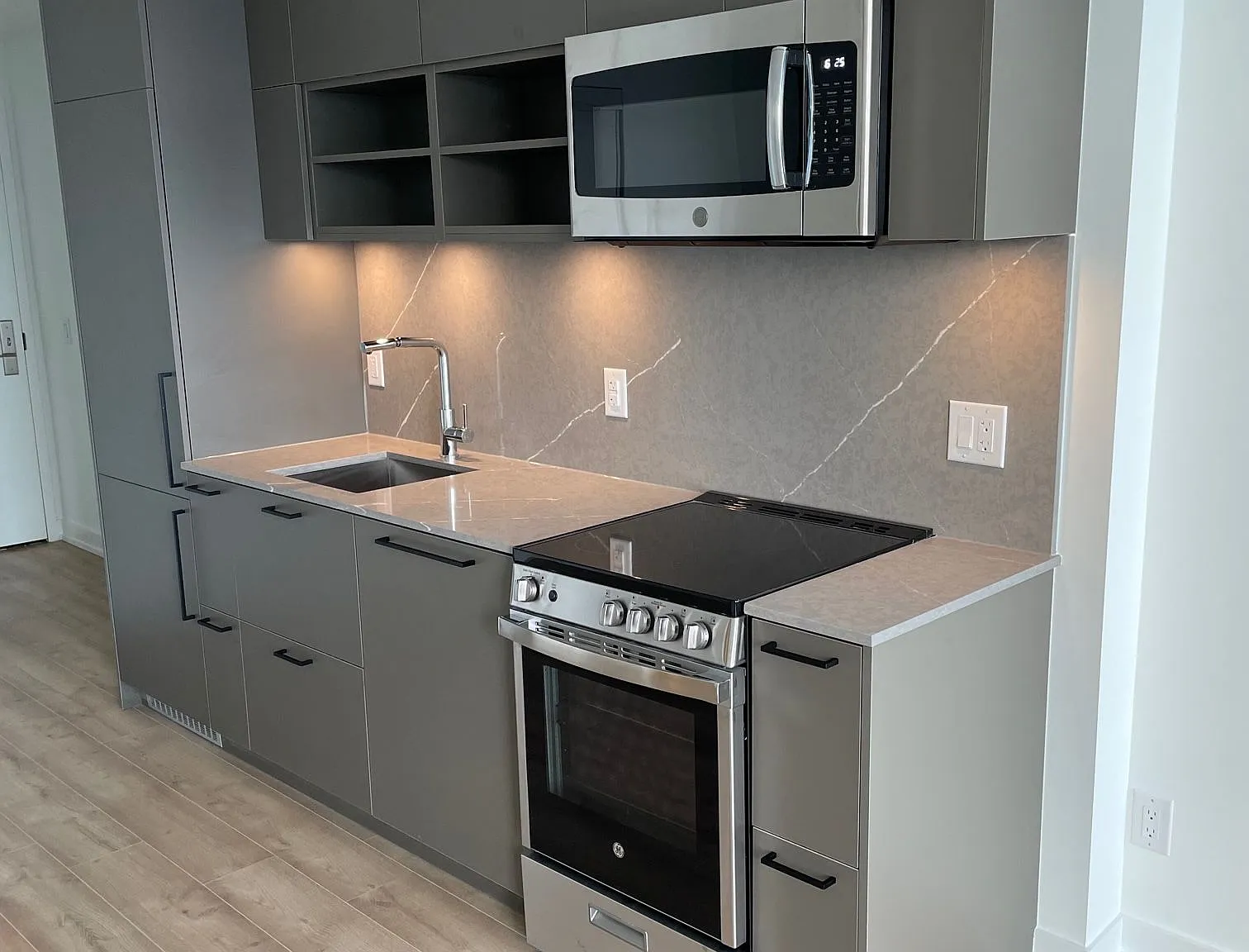 1 bed, $2,400 — Photo 4